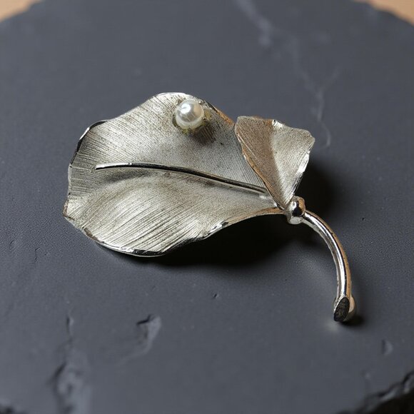 Vintage Rch-King Sterling Silver and Simulated Pearl, Leaf Shaped Brooch - Picture 3 of 10